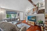 1593 York Way